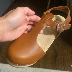 Lotta’s clogs in brown leather